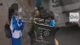 抑郁症女孩路边翻看外卖箱，外卖小哥一举动令人动容 #人间处处都有情^0^@
