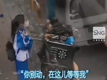 抑郁症女孩路边翻看外卖箱，外卖小哥一举动令人动容 #人间处处都有情^0^@