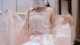 Berbagi cara memakai dan melepas Hanfu merah muda.