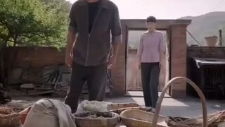 Hai vợ chồng đào nước suối để cả làng dùng, khi trở về nhà họ thấy nhà còn nhiều thức ăn hơn. Người 