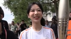 Pembawa obor Olimpiade Yang Zi mulai berlari di Paris, cuacanya sangat cerah! Adalah benar untuk tid