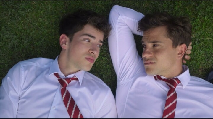[Phim&TV] [Ưu tú S5] Hai chàng trai nằm trên bãi cỏ nói chuyện