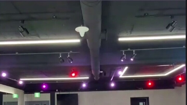 Red Velvet Irene posted a pose in the practice room on Instagram. I am not only beautiful