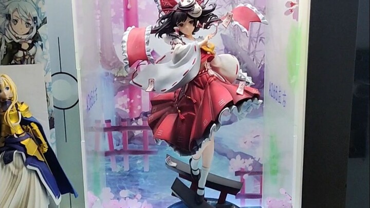 I didn't expect my mom likes this Reimu figurine more than me.