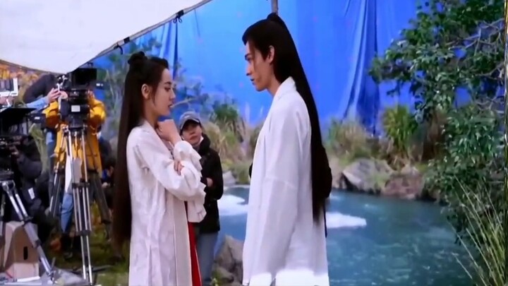 Reba: Tại sao bạn lại nói chuyện? Gong Jun: Tôi lo quá! Lưng của tôi trông giống như một con rối, ha