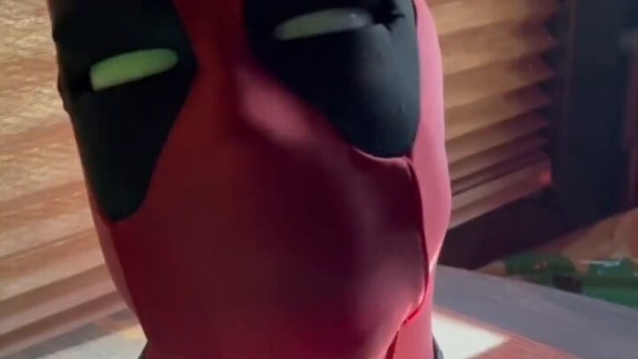 Cara Deadpool berbicara mainan berbicara dalam tidurnya