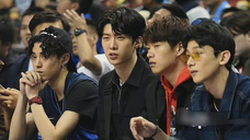 Wang Hedi, Bai Jingting, Fan Chengcheng dan Wei Daxun sedang menonton sepak bola dalam satu frame. N