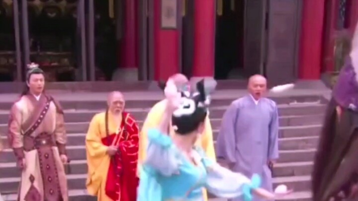 Tahun Kelinci akan segera tiba. Mari menari Tari Kelinci bersama, dipimpin oleh Bai Xue