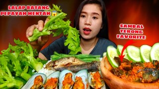 LALAPAN BATANG DAUN PEPAYA MENTAH, SAMBAL TERONG, KERANG BAKAR#papayatree#mukbang#asmr
