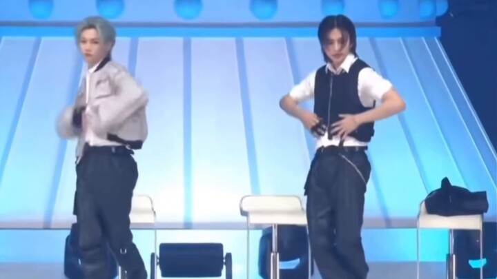 [Straykids same screen comparison] Lead dancer/main dancer? Professionals re Hwang Hyunjin and Lee Y