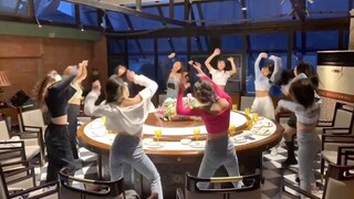 Chị em nhảy múa trên bàn ăn