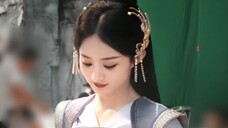 Holy shit! How can someone switch between ancient idol dramas and dramas so freely! This makeup is a