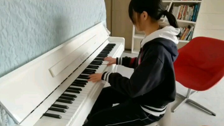 当我在学校弹起两只老虎爱弹钢琴