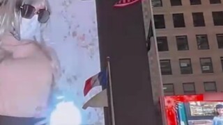 Biarkan karyawan dipermalukan dan dilempar ke Times Square!