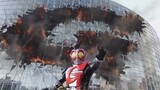 Perhatikan Kamen Rider yang mengubah dan menghancurkan rumah mereka sendiri