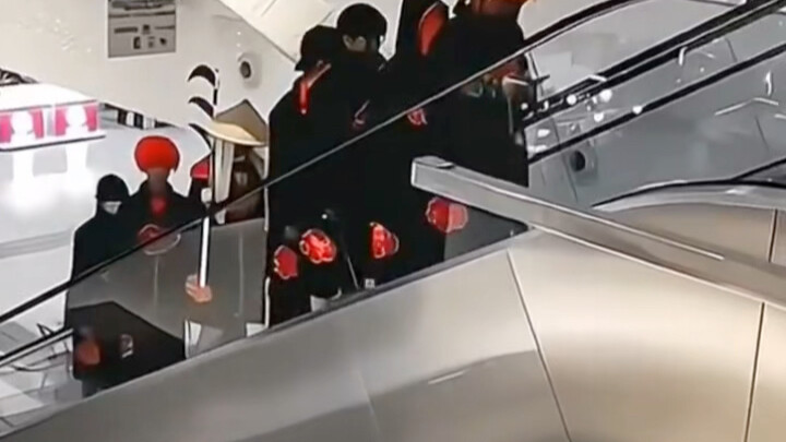 I met Akatsuki by chance and went shopping in a shopping mall, but was spotted by Obito.