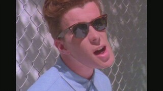 Quái vật màn ảnh|Rick Astley ca hát