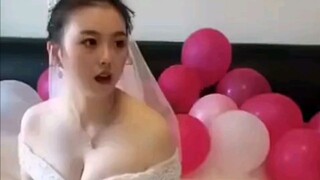 Pengantin wanitanya cantik, sayang sekali pengantin prianya bukan aku!