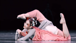 “桃花浅深处，似匀深浅妆”