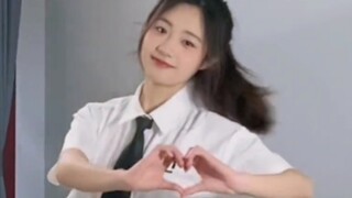 我也不想心动，可是她对我比心诶！❤️