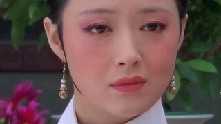 Hoa Phi liếm môi, tự mình bị đầu độc chết