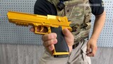 Huiyi membalas dan melempar kerang model mainan "Desert Eagle"