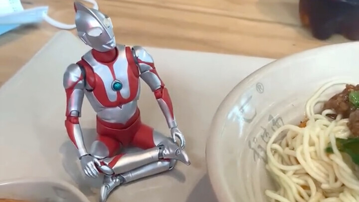 Take the original Ultraman bone sculpture on a long journey