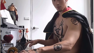 A muscular guy playing the piano - today's cosplay of "One Piece" Luo