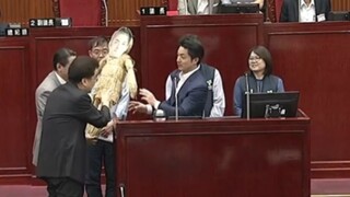 This time, the scarecrow was given to Mayor Jiang to remind him not to be a "careless mayor". This t