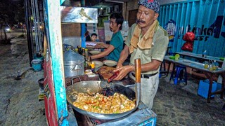 CAK KUMIS INI SELALU MENGELUH KARENA NASI GORENGNYA TAK PERNAH SEPI