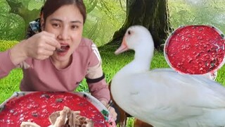 biển nguyễn ngọc chỉ cách em gái quê đánh tiết canh ngan quá tuyệt.