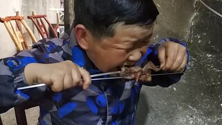 Cậu bé lớn hơn một tuổi và tự mình làm một bữa tiệc nướng lớn. Cháu gái ăn nó và lau miệng