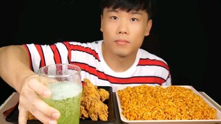 Mulai makan! Ramen rasa ayam panas butter ditambah jari ayam