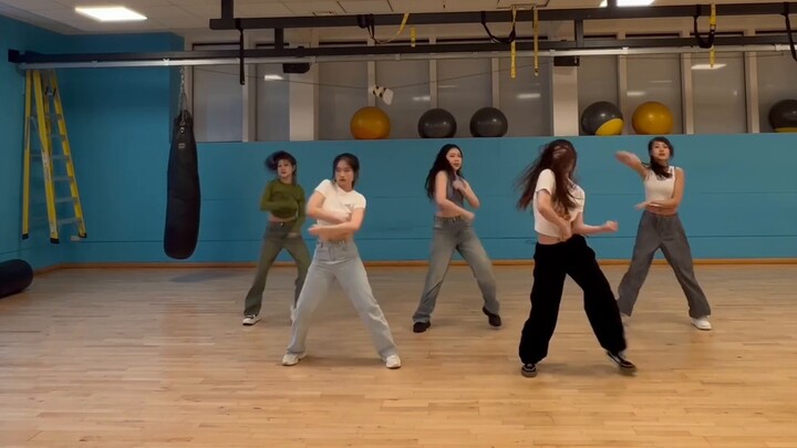นักศึกษาสาวท้าทายกลุ่มเต้น ITZY [ไม่เขินอาย] ห้องซ้อมเต้น