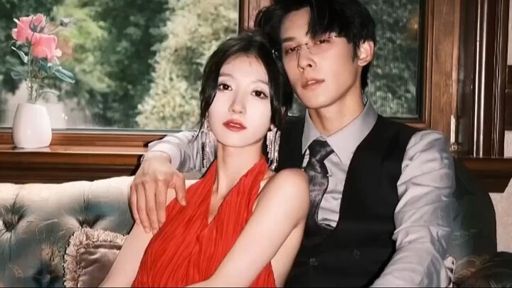 5 ปีต่อมา เขาเห็นเด็กชายตัวเล็กข้างเธอและรอยแผลเป็นบนข้อมือของเธอ เขาเสียใจกับทุ