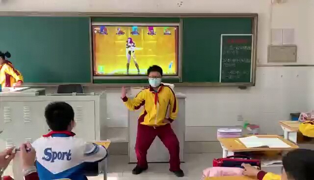 音乐课上跳的Telephone