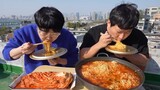 Mukbang 12 Ramen dan Kimchi... Yummy 😋 Yt Heungsam's family