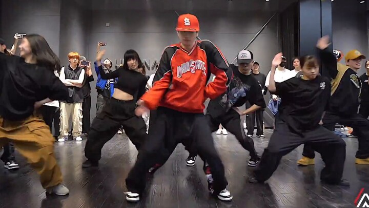 A black version of "Because of Red"? J-San choreographs HyunA's "Because of Red"