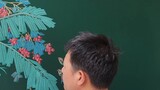 Cô giáo vẽ cây chuối và quả anh đào bằng phấn, hiệu ứng giống như tranh truyền thống của Trung Quốc,