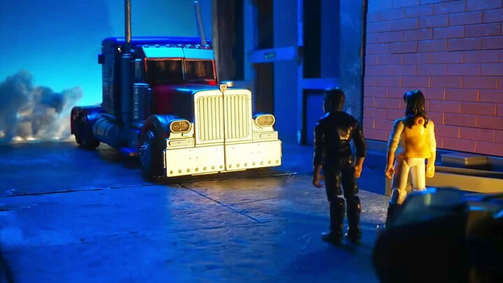 Replika animasi stop-motion penampakan Optimus Prime di Transformers 1...