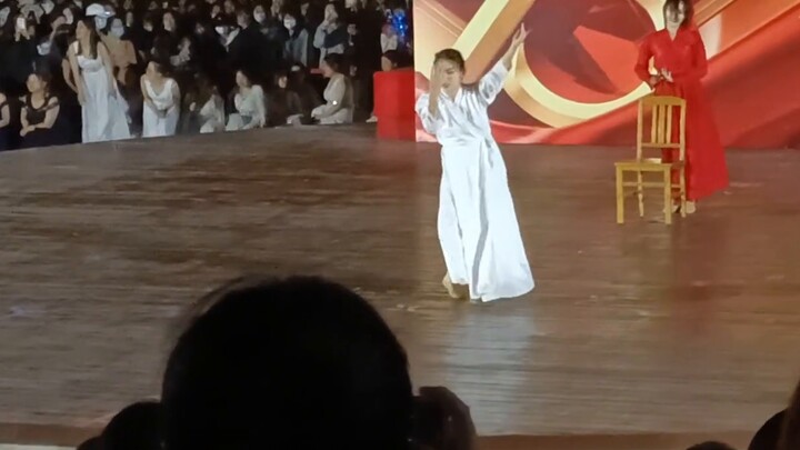 เทศกาลวัฒนธรรมและศิลปะในมหาวิทยาลัยวิทยาศาสตร์และเทคโนโลยีเทียนจิน หนึ่งในโปรแกรมคือการเต้นรำ "ความส