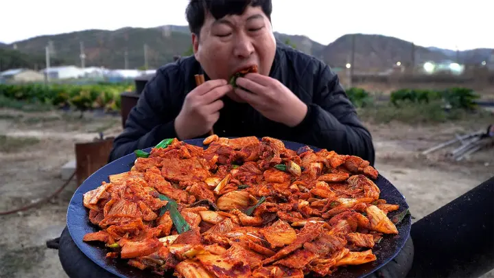 어머니가 해주신 매콤한 밥도둑! 솥뚜껑 돼지고기 김치 두루치기! (Stir-fried pork with Kimchi) 요리&먹방!! - Mukbang eating show