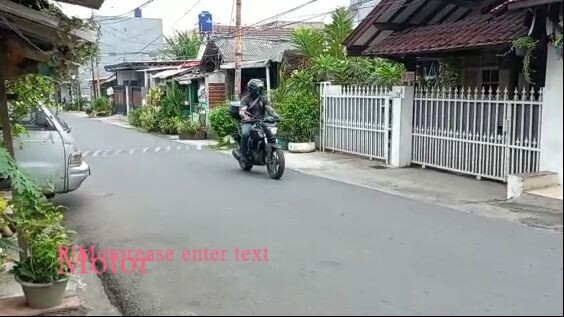 Siang hari di jalan depan rumah