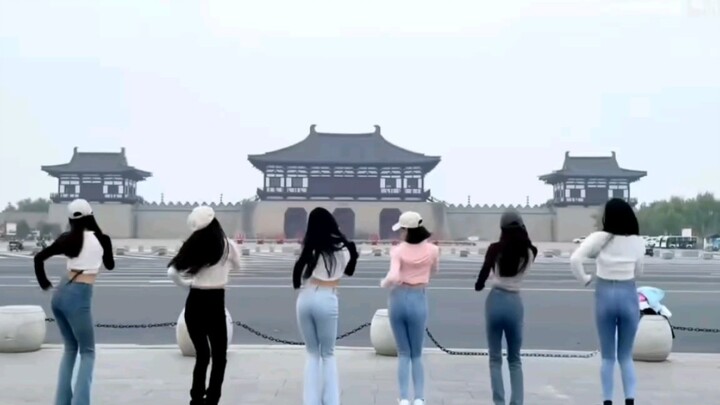 Emperor Yang of Sui would also appreciate the square dance of his girlfriends on the city wall if he