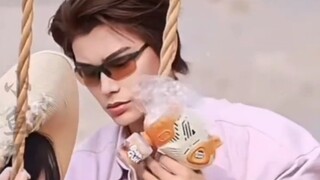 Ding Yuxi hampir saja terkena papan selancar di wajah Yu Shuxin. Kenapa dia begitu gugup... Kalau in