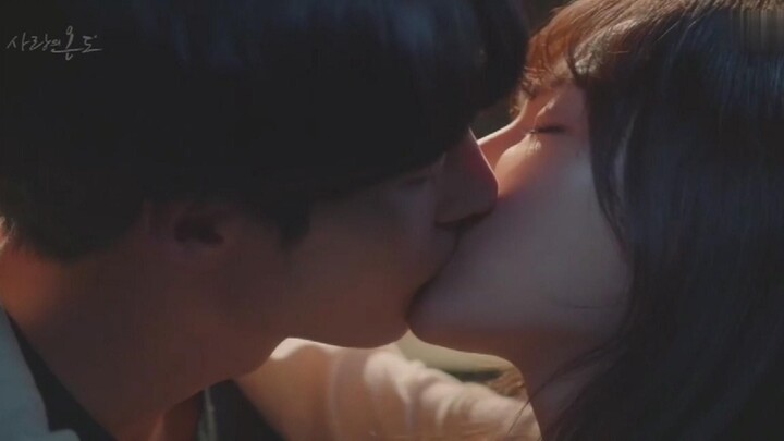 [Kiss scene] Bossy boy kisses the simple girl but she didn't escape
