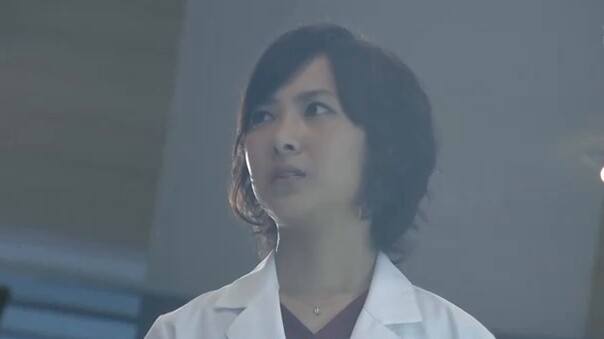 Phim y học Nhật Bản-Nam nhân vật chính ngã xuống cầu thang cứu sống bị thương thấu tim, được phẫu th