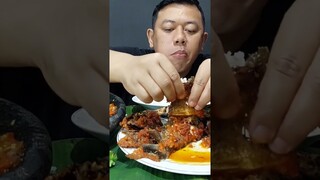 MAKAN IKAN ASIN JAPUH BAKAR LALAPAN JENGKOL MUDA MENTAH  NIKMAT BANGET