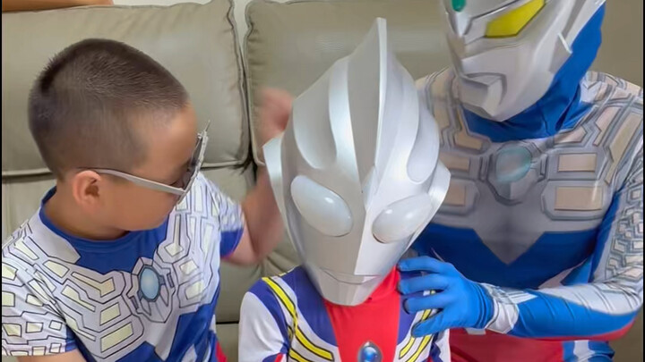 Ultraman Zero VS Ultraman Tiga!