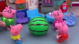 Cerita video mainan - Peppa membagi semangka untuk semua orang